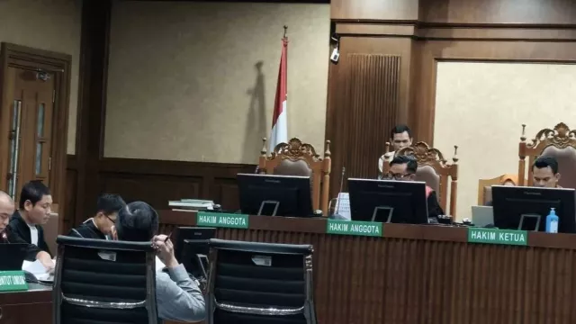 Tom Lembong Didakwa Rugikan Negara Rp578 M, Dituntut 7 Tahun dan Denda Rp750 Juta - GenPI.co Tom Lembong Didakwa Rugikan Negara Rp578 M, Dituntut 7 Tahun dan Denda Rp750 Juta - GenPI.co