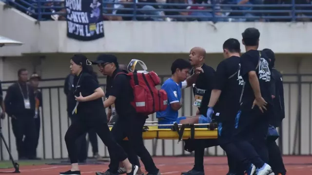 Duh! Bek Persib Jufriyanto Alami Patah Tulang Rusuk, Terancam Absen di Liga 1 - GenPI.co Duh! Bek Persib Jufriyanto Alami Patah Tulang Rusuk, Terancam Absen di Liga 1 - GenPI.co