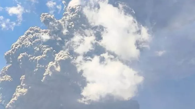 Gunung Lewotobi Laki-Laki Erupsi Setinggi 18.000 M, Aktivitas Dilarang Radius 7 Km - GenPI.co Gunung Lewotobi Laki-Laki Erupsi Setinggi 18.000 M, Aktivitas Dilarang Radius 7 Km - GenPI.co