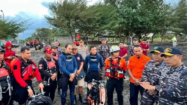 Pencarian Korban KMP Tunu Terkendala Arus Laut, Penyelaman Baru Capai 12 Meter - GenPI.co Pencarian Korban KMP Tunu Terkendala Arus Laut, Penyelaman Baru Capai 12 Meter - GenPI.co