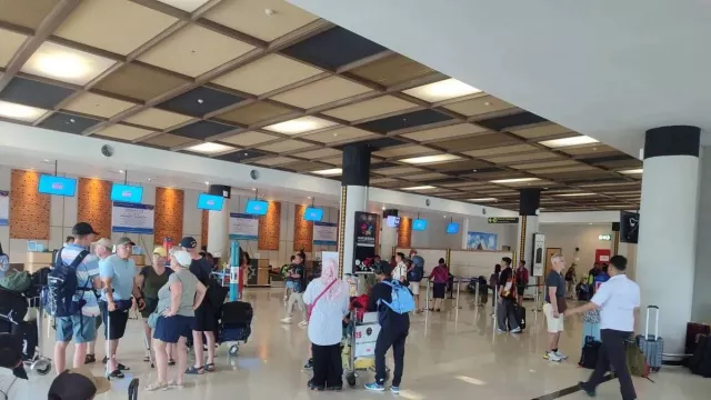 Abu Erupsi Gunung Lewotobi Laki-Laki Paksa Bandara Komodo Tutup dan Penerbangan Batal - GenPI.co