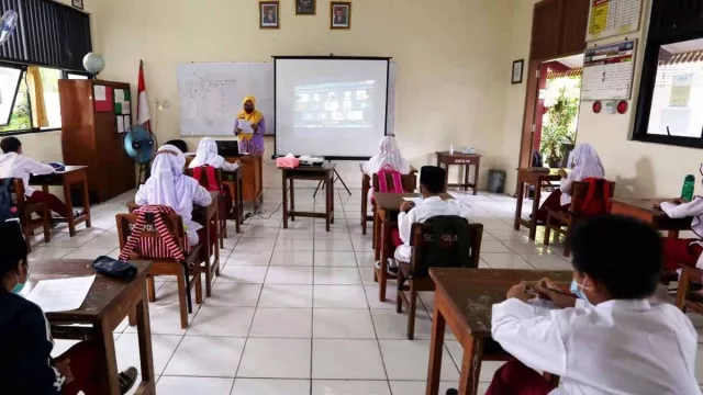 Jam Masuk Sekolah di Bogor Pukul 7 Pagi, Arahan Dedi Mulyadi Tak Diikuti - GenPI.co Jam Masuk Sekolah di Bogor Pukul 7 Pagi, Arahan Dedi Mulyadi Tak Diikuti - GenPI.co