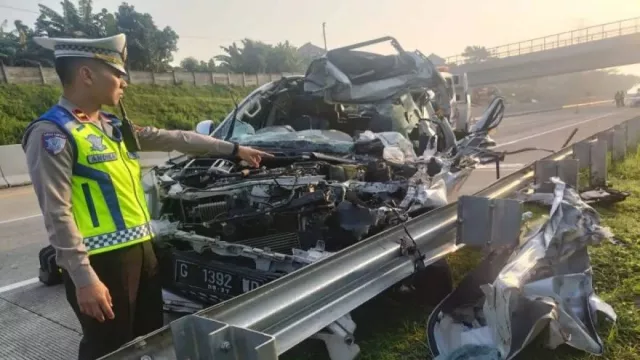 Mobil Pajero Tabrak Truk di Tol Batang-Semarang, 3 Orang Meninggal - GenPI.co