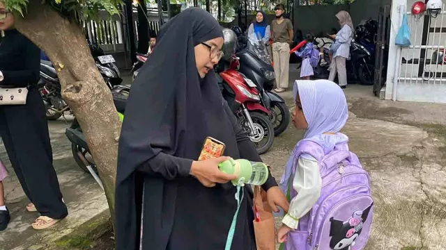 Kebijakan Dedi Mulyadi soal Jam Sekolah Dikeluhkan, Orang Tua Siswa Sebut Riweuh - GenPI.co Kebijakan Dedi Mulyadi soal Jam Sekolah Dikeluhkan, Orang Tua Siswa Sebut Riweuh - GenPI.co