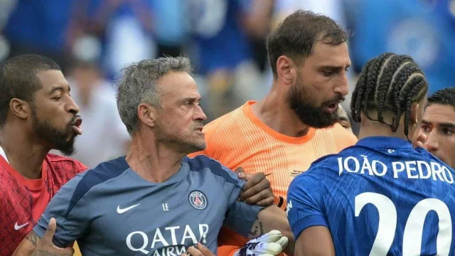 Cekik Leher Joao Pedro Hingga Jatuh, Luis Enrique Beri Pembelaan - GenPI.co Cekik Leher Joao Pedro Hingga Jatuh, Luis Enrique Beri Pembelaan - GenPI.co