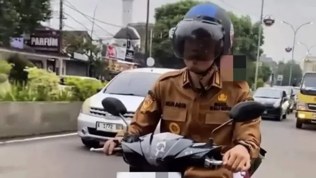 Waduh! Wawali Serang Ditilang karena Bonceng 2 Anak Tanpa Helm ke Sekolah - GenPI.co Waduh! Wawali Serang Ditilang karena Bonceng 2 Anak Tanpa Helm ke Sekolah - GenPI.co