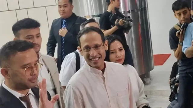 9 Jam Diperiksa Kejagung, Nadiem Makarim Tak Banyak Bicara Pilih Pulang - GenPI.co 9 Jam Diperiksa Kejagung, Nadiem Makarim Tak Banyak Bicara Pilih Pulang - GenPI.co