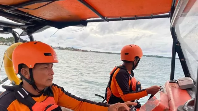 Kapal Terbalik di Mentawai, 10 Penumpang Masih Hilang 8 Selamat - GenPI.co Kapal Terbalik di Mentawai, 10 Penumpang Masih Hilang 8 Selamat - GenPI.co