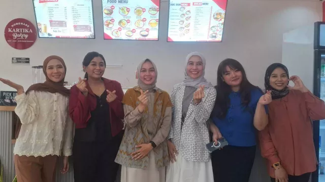 Hillary Brigitta Lasut Ramaikan Pembukaan Kafe Kartika Bakery - GenPI.co Hillary Brigitta Lasut Ramaikan Pembukaan Kafe Kartika Bakery - GenPI.co