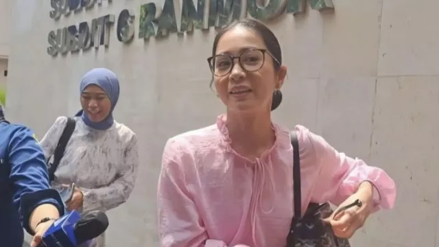 Bunga Zainal Menangis Penipunya Divonis Ringan, Lalu Mengadu ke Prabowo - GenPI.co Bunga Zainal Menangis Penipunya Divonis Ringan, Lalu Mengadu ke Prabowo - GenPI.co