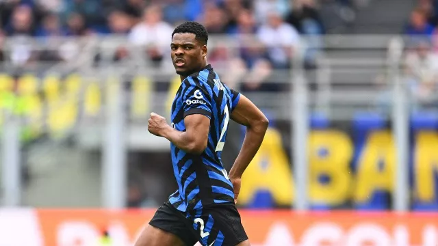  Denzel Dumfries Tidak Akan ke Barcelona - GenPI.co