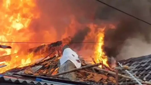 Kebakaran di Tebet Tewaskan 4 Anak, Diduga Akibat Korsleting Listrik - GenPI.co Kebakaran di Tebet Tewaskan 4 Anak, Diduga Akibat Korsleting Listrik - GenPI.co