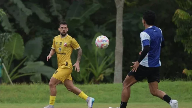 Kebugaran Belum Pulih, Fisik Pemain Asing Madura United Digenjot - GenPI.co Kebugaran Belum Pulih, Fisik Pemain Asing Madura United Digenjot - GenPI.co