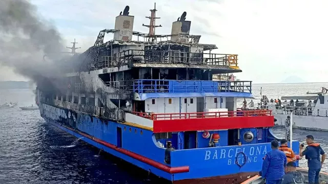 Asap Tebal Hambat Evakuasi dan Pemeriksaan Bangkai KM Barcelona yang Terbakar - GenPI.co Asap Tebal Hambat Evakuasi dan Pemeriksaan Bangkai KM Barcelona yang Terbakar - GenPI.co