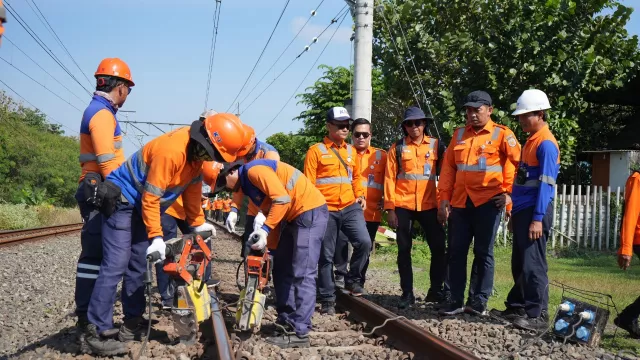 Daop 6 Cek Jalur Rel Yogyakarta Sejauh 7 Km Jalan Kaki - GenPI.co Daop 6 Cek Jalur Rel Yogyakarta Sejauh 7 Km Jalan Kaki - GenPI.co