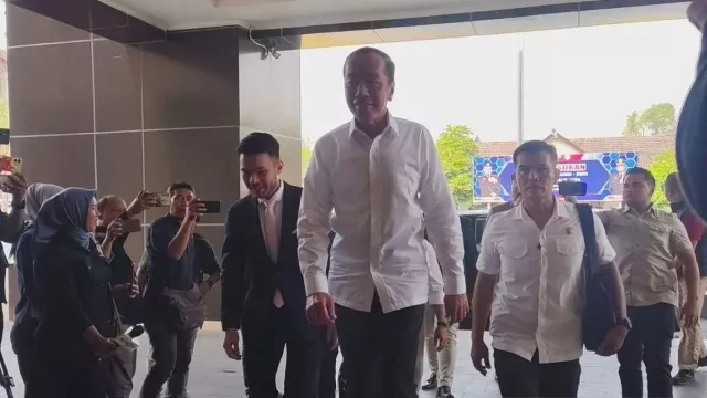 Jokowi Datangi Polresta Surakarta, Bawa Ijazah Asli SD hingga S1 UGM - GenPI.co Jokowi Datangi Polresta Surakarta, Bawa Ijazah Asli SD hingga S1 UGM - GenPI.co