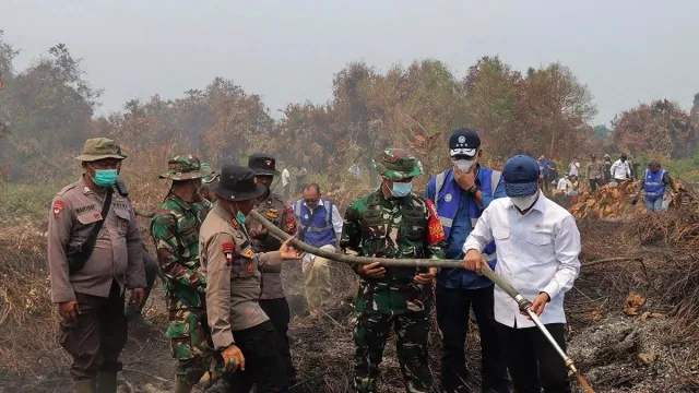 BMKG Taburkan 20 Ton Garam Bikin Hujan Buatan Padamkan Karhutla Riau - GenPI.co BMKG Taburkan 20 Ton Garam Bikin Hujan Buatan Padamkan Karhutla Riau - GenPI.co