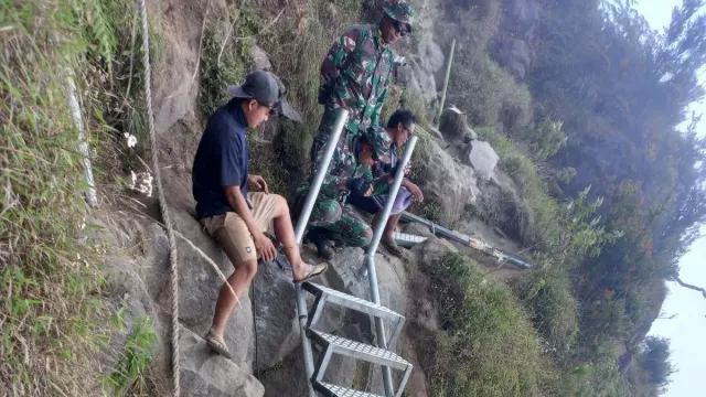 Jalur Pendakian Gunung Rinjani Dipasang Tangga Tali Tambang dan Trap Batu - GenPI.co Jalur Pendakian Gunung Rinjani Dipasang Tangga Tali Tambang dan Trap Batu - GenPI.co