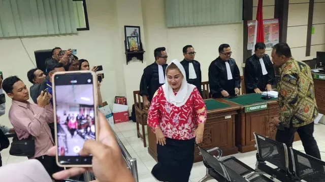 Mbak Ita dan Suami Terjerat Pasal Berlapis Soal Korupsi, Dituntut 6 & 8 Tahun Penjara - GenPI.co