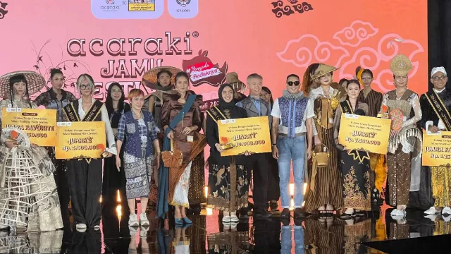 Saat Mbok Jamu Melangkah ke Panggung Runway - GenPI.co Saat Mbok Jamu Melangkah ke Panggung Runway - GenPI.co