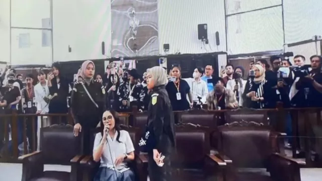 Anggap Reza Gladys Atur Sidang, Nikita Mirzani Minta Dibebaskan - GenPI.co Anggap Reza Gladys Atur Sidang, Nikita Mirzani Minta Dibebaskan - GenPI.co