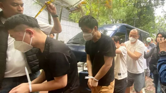 11 WNA China Langgar Izin Tinggal di Jaksel, Nyamar Polisi dan Kompak Tutup Mulut - GenPI.co 11 WNA China Langgar Izin Tinggal di Jaksel, Nyamar Polisi dan Kompak Tutup Mulut - GenPI.co