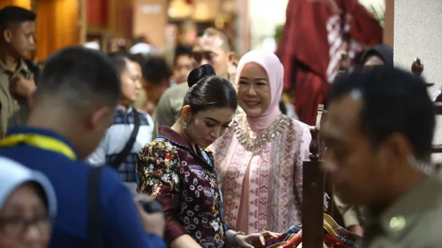 Swarna Songket Nusantara Siap Digelar, Selvi Gibran Borong Produk Kriya Sumsel - GenPI.co Swarna Songket Nusantara Siap Digelar, Selvi Gibran Borong Produk Kriya Sumsel - GenPI.co