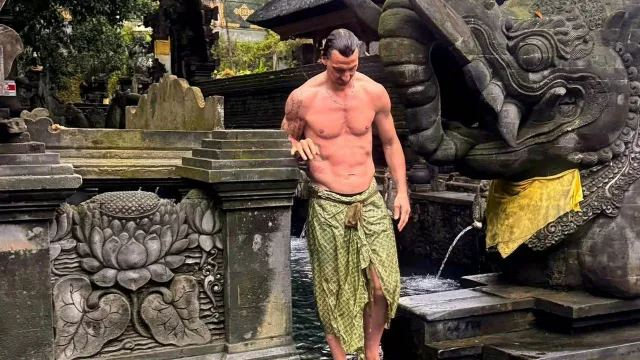 Datang ke Bali, Zlatan Ibrahimovic Jalani Ritual di Pura Tirta Empul - GenPI.co Datang ke Bali, Zlatan Ibrahimovic Jalani Ritual di Pura Tirta Empul - GenPI.co