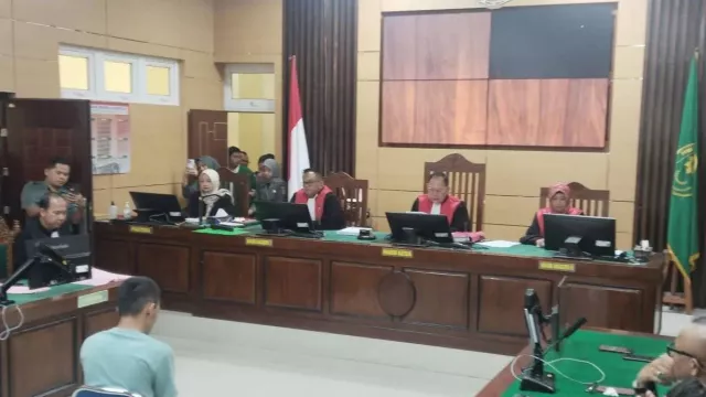 Pemerkosa dan Pembunuh Gadis Penjual Gorengan di Padang Pariaman Divonis Mati - GenPI.co Pemerkosa dan Pembunuh Gadis Penjual Gorengan di Padang Pariaman Divonis Mati - GenPI.co
