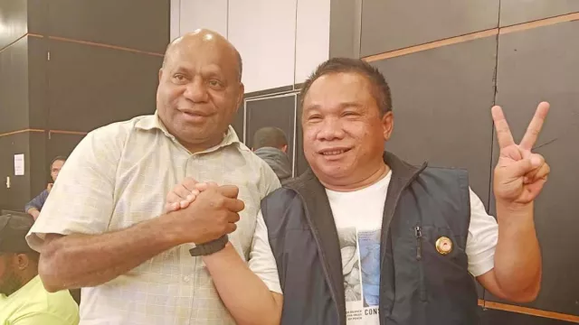Mathius Fakhiri Menang Tipis di Hitung Cepat, Warga Diimbau Tunggu Hasil KPU - GenPI.co Mathius Fakhiri Menang Tipis di Hitung Cepat, Warga Diimbau Tunggu Hasil KPU - GenPI.co