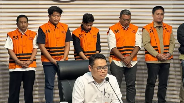 Bupati Kolaka Timur Abdul Azis jadi Tersangka, Diduga Terima Uang Suap Proyek RSUD - GenPI.co Bupati Kolaka Timur Abdul Azis jadi Tersangka, Diduga Terima Uang Suap Proyek RSUD - GenPI.co