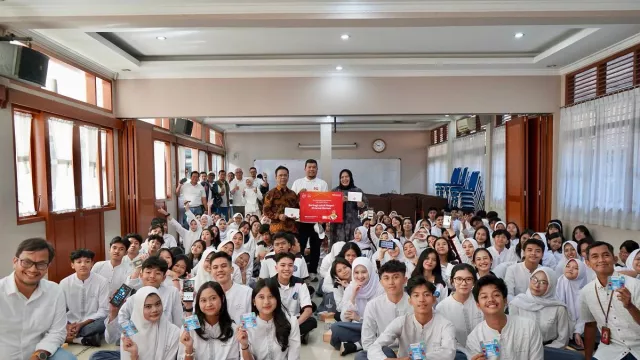 Sambut HUT RI, Telkomsel Bagikan Modem 5G dan Edukasi Digital ke Siswa - GenPI.co Sambut HUT RI, Telkomsel Bagikan Modem 5G dan Edukasi Digital ke Siswa - GenPI.co