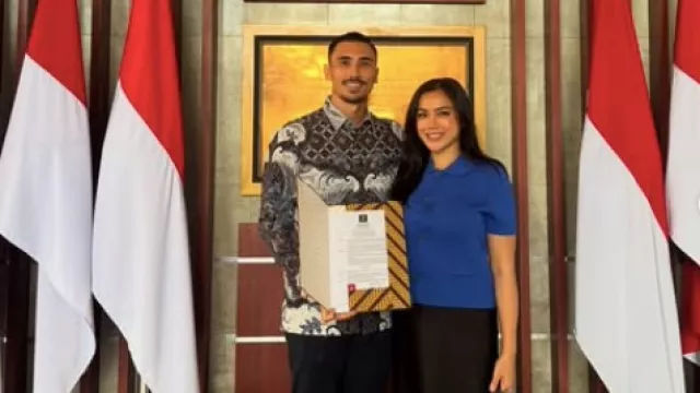 Vincent Verhaag Resmi Jadi WNI, Jessica Iskandar Terharu Banget - GenPI.co Vincent Verhaag Resmi Jadi WNI, Jessica Iskandar Terharu Banget - GenPI.co