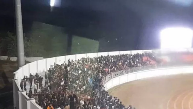 Suporter Persis Solo Diamankan Polisi karena Kericuhan di Stadion Gelora Madura - GenPI.co Suporter Persis Solo Diamankan Polisi karena Kericuhan di Stadion Gelora Madura - GenPI.co