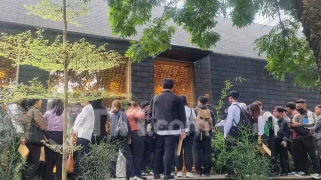 Ratusan Pelamar Kerja Antre di Restoran Bandung, Janji Gibran Ditagih - GenPI.co