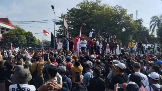 Ribuan Orang Demo Tuntut Bupati Pati Lengser, Sudewo Dianggap Arogan - GenPI.co