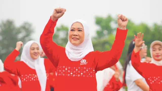 Ketua TP PKK Sumsel Feby Deru Kompak Bersama Persit KCK Meriahkan Lomba HUT ke-80 RI di Jasdam II/Sriwijaya - GenPI.co