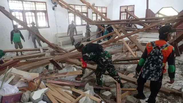 Gempa di Poso, 1 Tewas Puluhan Warga Luka-Luka dan 204 Bangunan Rusak - GenPI.co Gempa di Poso, 1 Tewas Puluhan Warga Luka-Luka dan 204 Bangunan Rusak - GenPI.co