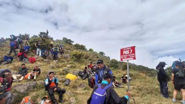 Upacara 17 Agustus di Gunung Bawakaraeng, 1 Pendaki Tewas dan 65 Dievakuasi - GenPI.co Upacara 17 Agustus di Gunung Bawakaraeng, 1 Pendaki Tewas dan 65 Dievakuasi - GenPI.co