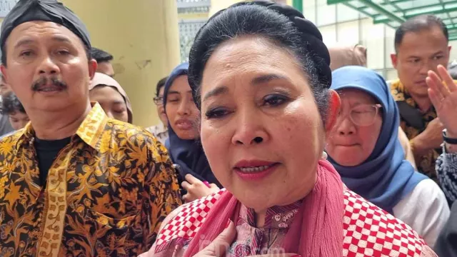 Titiek Soeharto Hanya Lempar Senyum saat Ditanya soal Isu Gaji DPR Naik - GenPI.co
