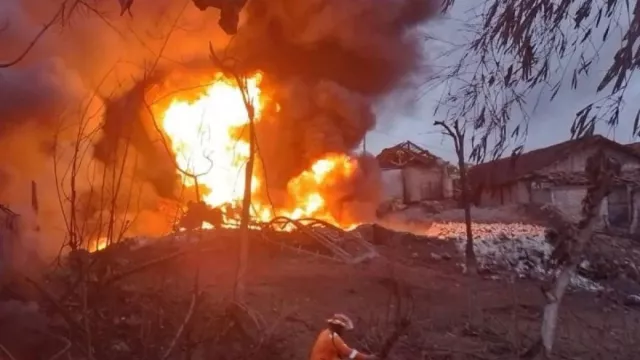 Kebakaran Sumur Minyak di Blora Merambat ke Sungai, BPBD Isolasi Lokasi - GenPI.co Kebakaran Sumur Minyak di Blora Merambat ke Sungai, BPBD Isolasi Lokasi - GenPI.co