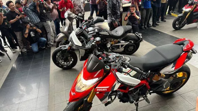 22 Kendaraan Mewah Disita KPK Terkait OTT Wamenaker, Ada Nissan GT-R hingga Ducati - GenPI.co