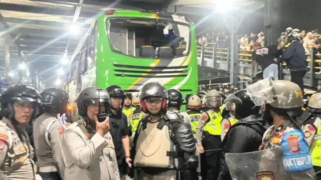  15 Luka-Luka, Bus dan Minibus Rusak - GenPI.co