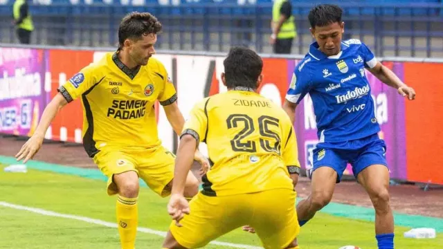 Persib Bandung vs Borneo FC, Bekham Putra dan Adam Przybek Diragukan Tampil - GenPI.co Persib Bandung vs Borneo FC, Bekham Putra dan Adam Przybek Diragukan Tampil - GenPI.co