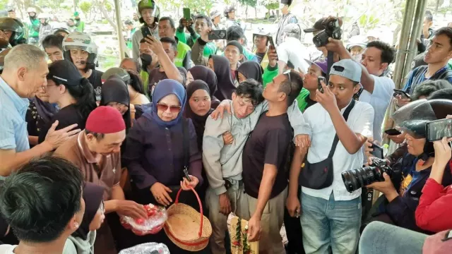 Driver Ojol Affan Kurniawan Dimakamkan di TPU Karet Bivak, Diringi Ribuan Rekan - GenPI.co Driver Ojol Affan Kurniawan Dimakamkan di TPU Karet Bivak, Diringi Ribuan Rekan - GenPI.co