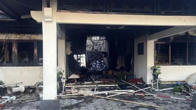 Fasilitas Umum Dirusak, Massa Bakar Ruangan Sekwan Gedung DPRD Solo - GenPI.co
