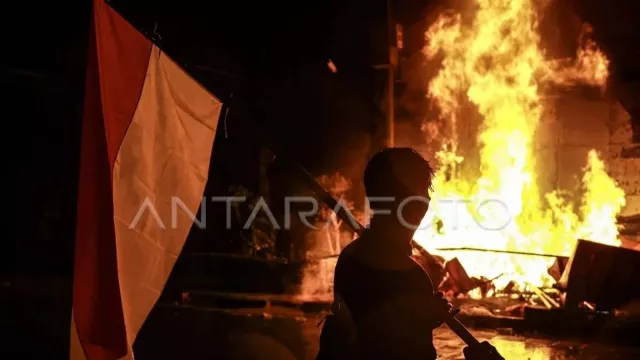 Demo Berujung Anarkis, Sejumlah Halte Transjakarta di Jakarta Dibakar - GenPI.co