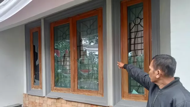Rumah Dinas Wagub Jambi Dilempari Batu dan Molotov - GenPI.co