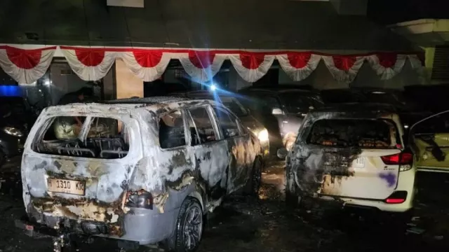 Massa Bakar 4 Mobil dan Rusak Fasilitas Kantor Gubernur Jateng - GenPI.co