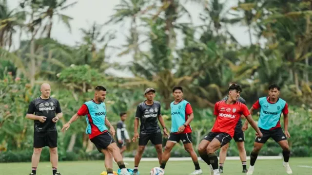 9 Gol Masuk ke Gawang Bali United, Penguasaan Bola Disorot Johnny Jansen - GenPI.co 9 Gol Masuk ke Gawang Bali United, Penguasaan Bola Disorot Johnny Jansen - GenPI.co